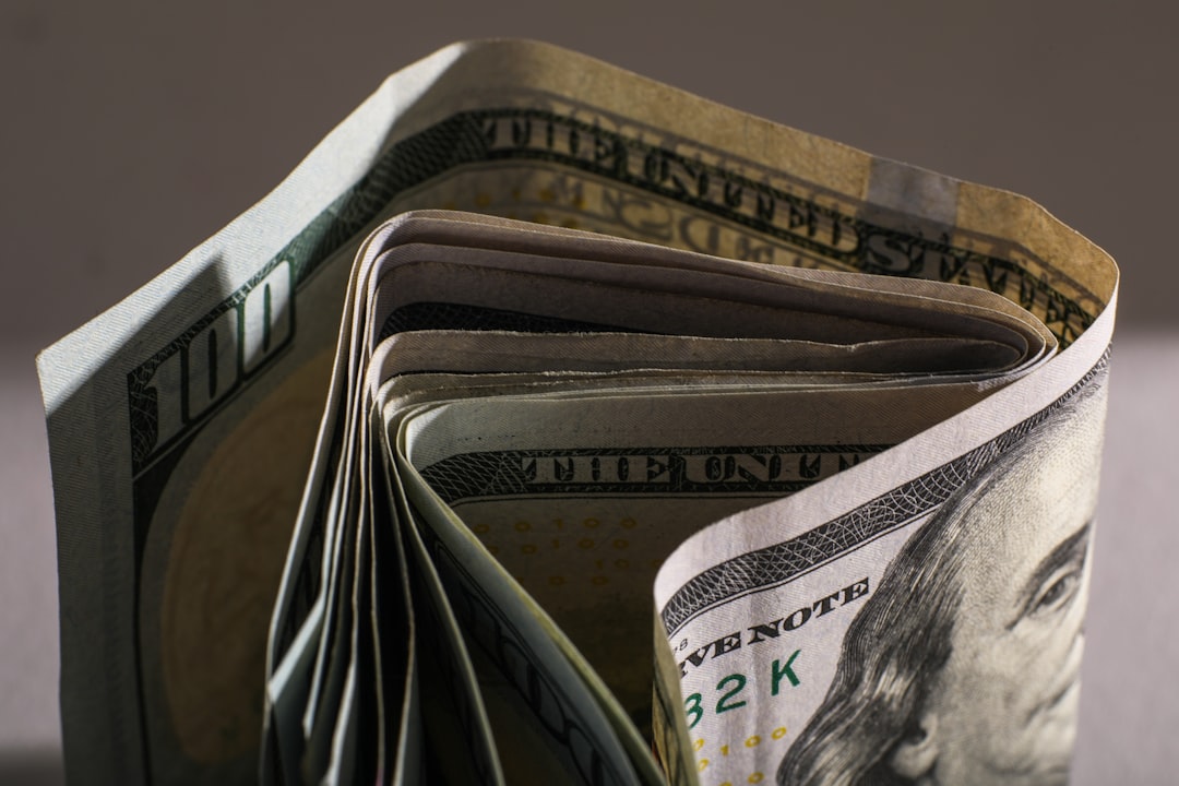 rolled-us-hundred-dollar-bills-with-benjamin-franklin-visible-vsgdnldzpda